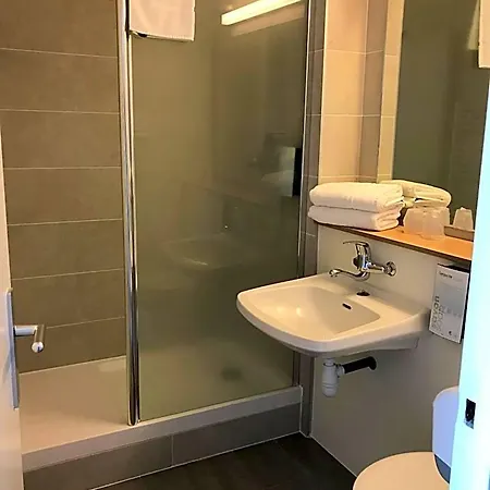 Szálloda Kyriad Lille Est -